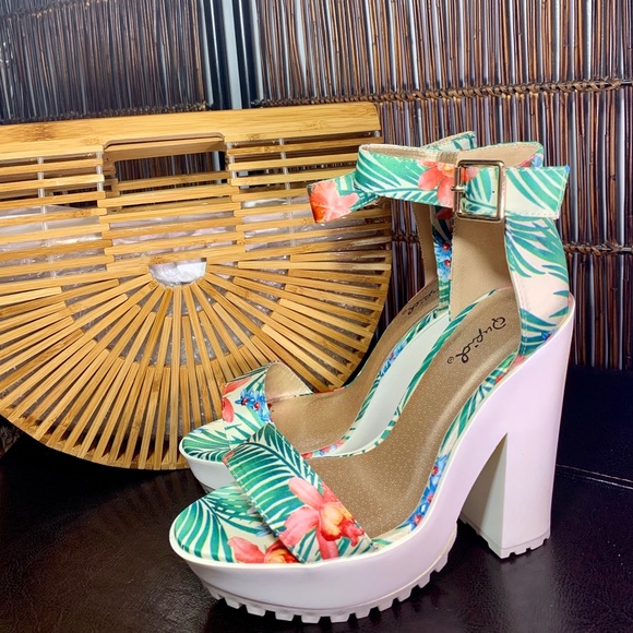 Qupid Shoes - Brand New—Qupid Floral Bloom, women size 6, PRETTY